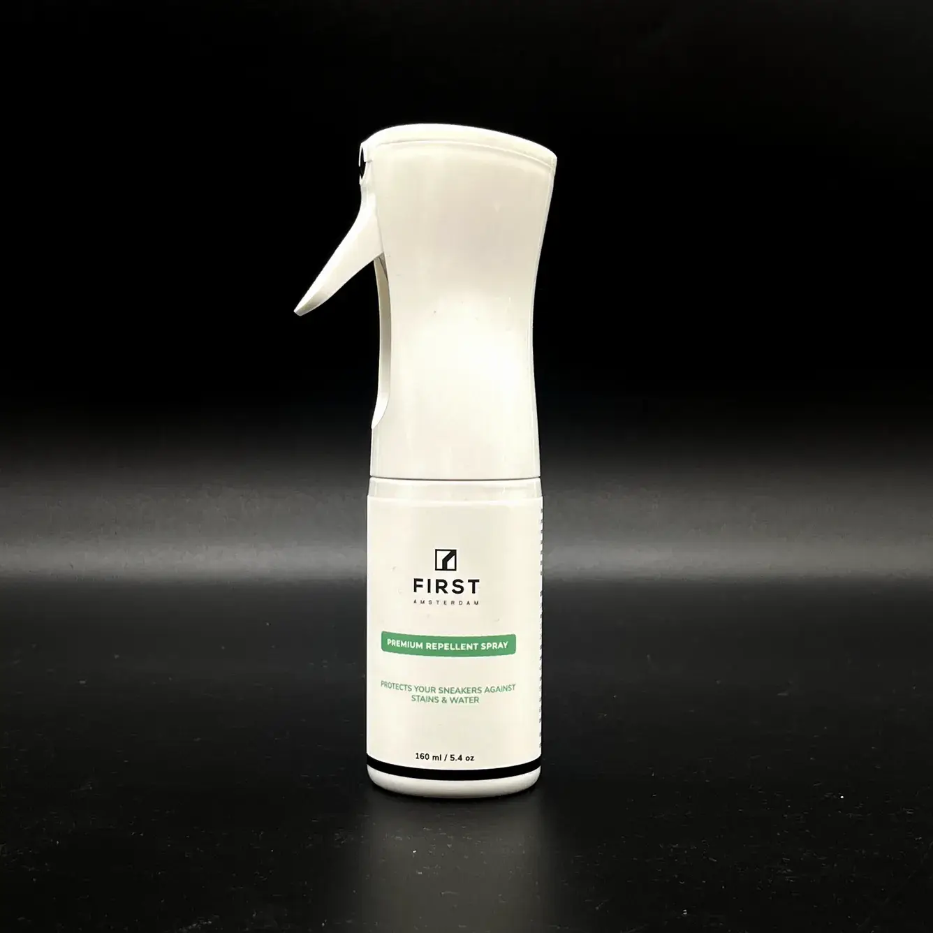 White spray bottle of Waterafstotende spray | Vloeistof- & Vlek Afstotend with a sleek design, protecting sneakers against stains and water.