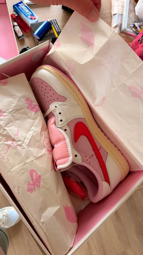 Klantfoto: roze Air Jordan 1 Low in de doos