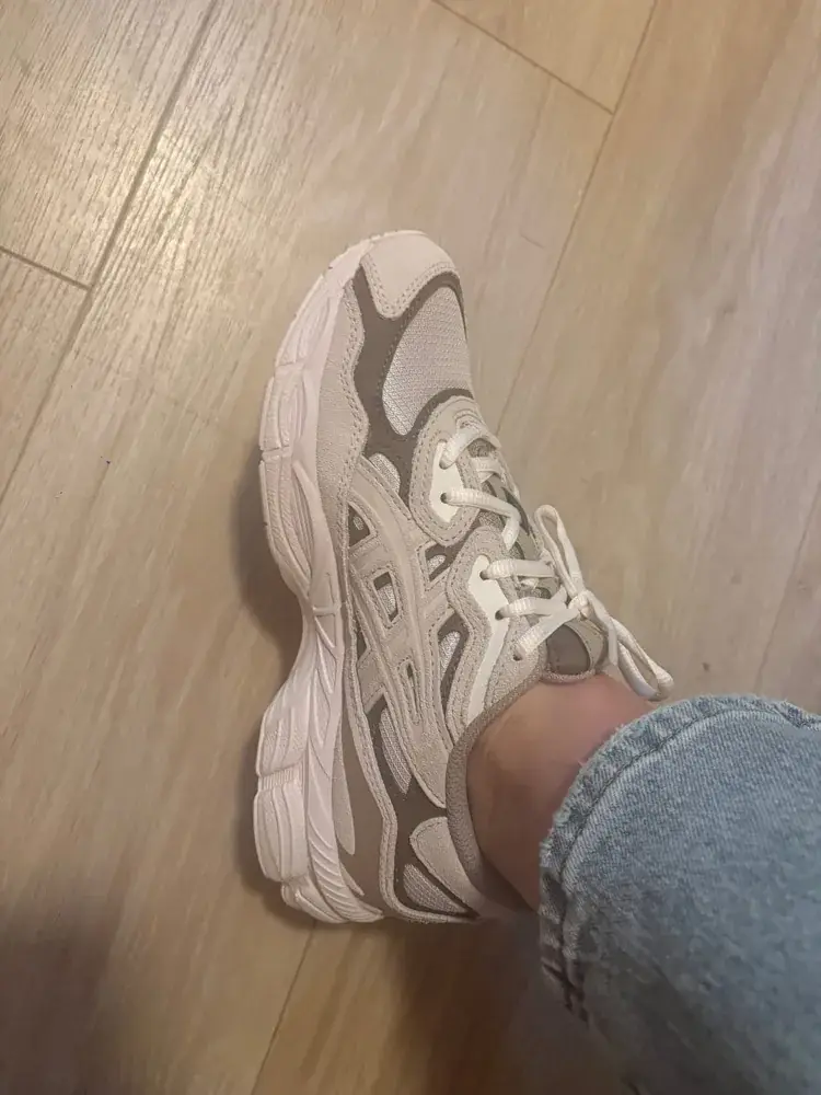 Klantfoto: ASICS sneaker aan de voet