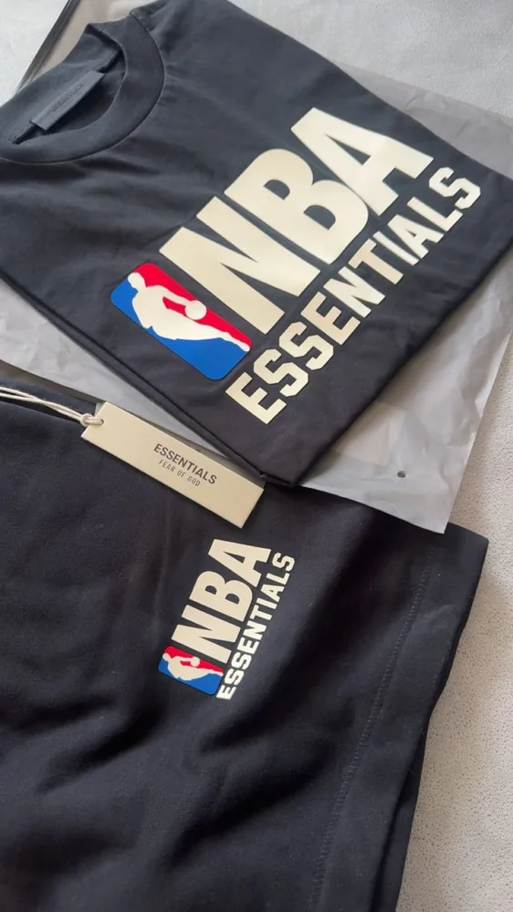 Klantfoto: twee NBA Essentials T-shirts