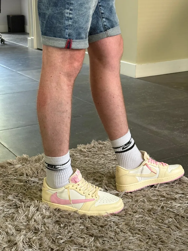 Klantfoto: Travis Scott Air Jordan 1 Low aan de voeten